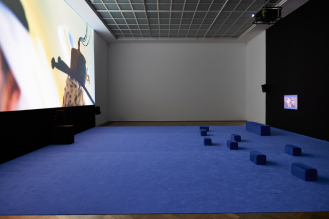 Yuri Ancarani, “Sculture,” veduta dell’installazione di The Challenge, 2016 (sinistra) e Wedding, 2016 (destra), presso Kunsthalle Basel, 2018. Foto di Philipp Hänger / Kunsthalle Basel